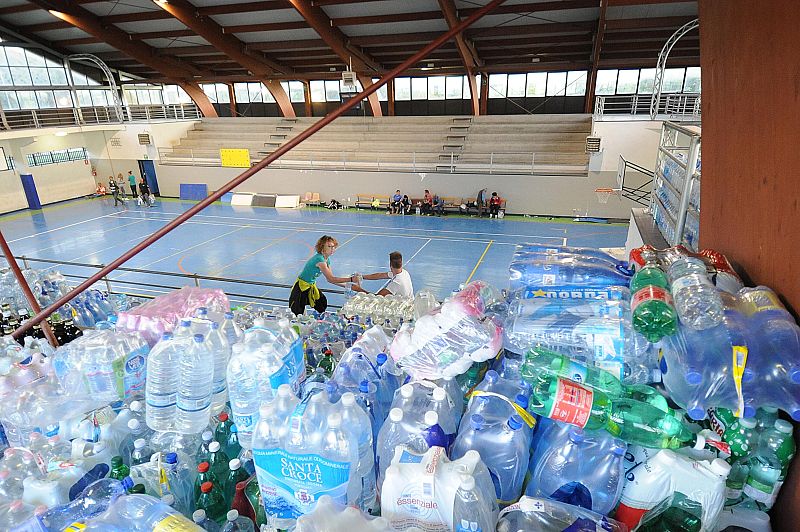 Miembros de Protección Civil han procedido a repartir el desayuno, así como botellas de agua y bocadillos.