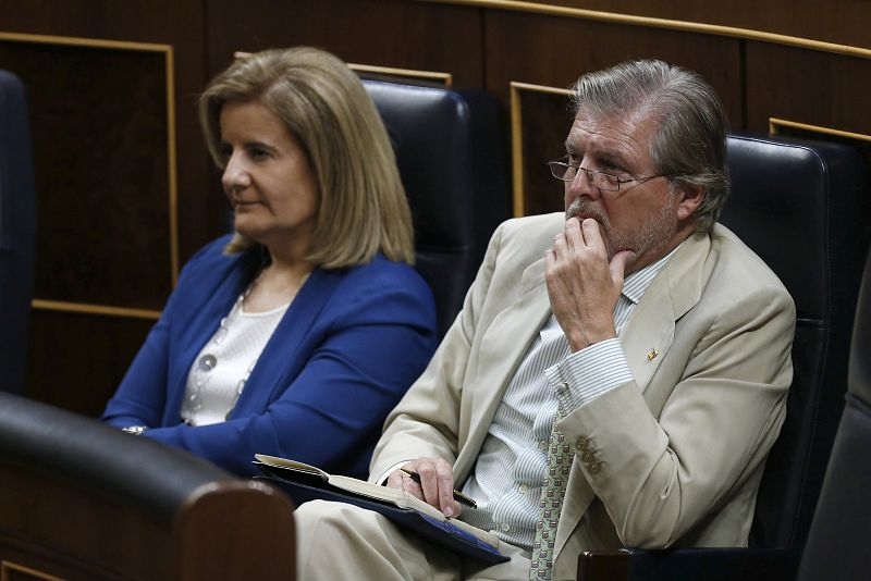 Los ministros en funciones de Empleo y Sanidad y Asuntos Sociales, Fátima Báñez, y de Educación y Cultura, Iñigo Méndez de Vigo, durante el discurso de investidura