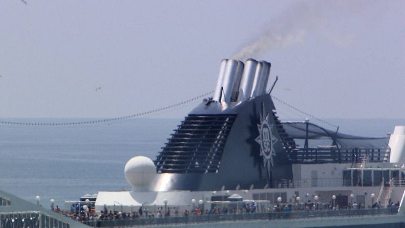 En puerto, los buques usan un combustible menos contamiannte, pero también peligroso para la salud