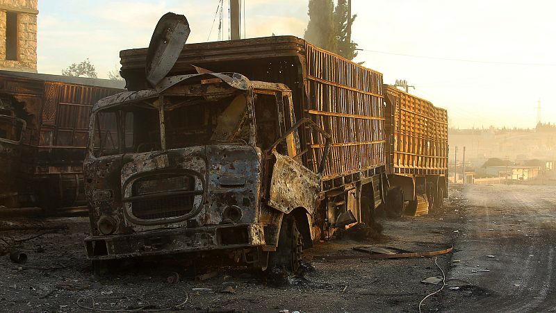 Camiones destruidos en el ataque al convoy con ayuda humanitaria en Alepo
