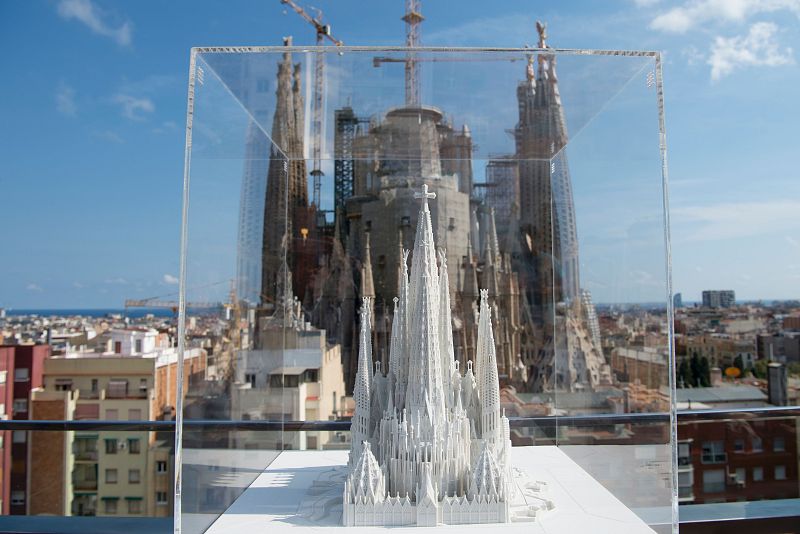 Comienza la construcción de la torre principal de la Sagrada Familia