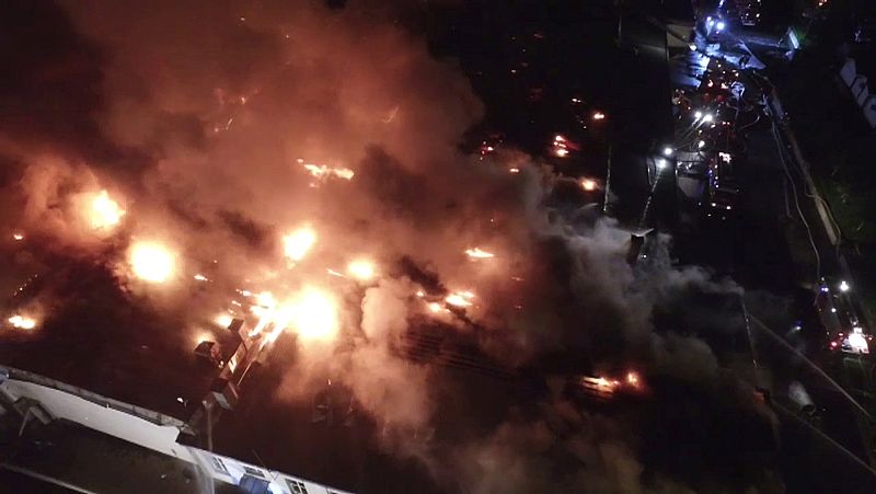 El fuego se ha producido en un almacén con materiales de plástico