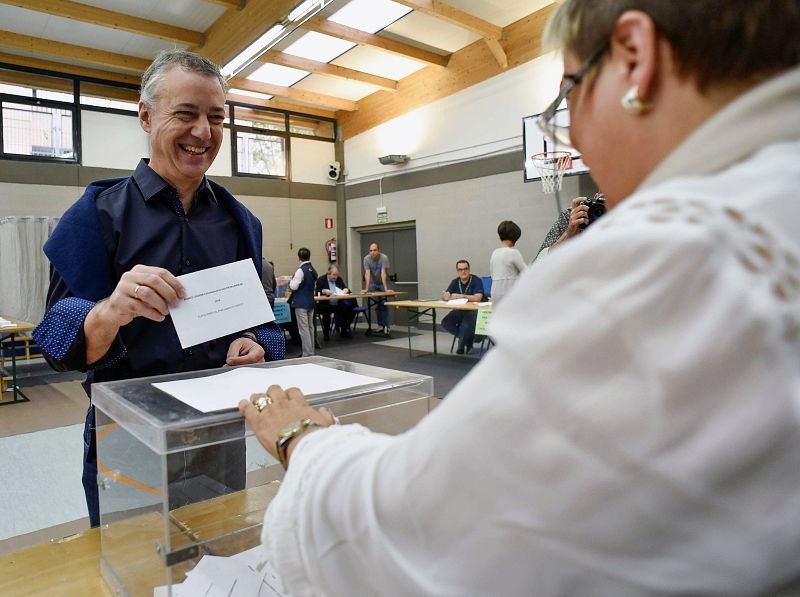 El lehendakari y candidato a la reelección por el PNV, Iñigo Urkullu, vota en Durango (Bizkaia)