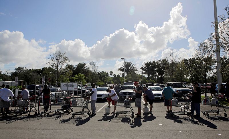 En Florida se preparan para la llegada de Matthew