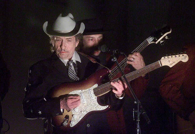 Dylan durante una actuación en la gala de los 44 Premios Grammy en Los Ángeles en 2002, año en el que recibió el grammy a mejor álbum de folk contemporáneo por Love and theft.