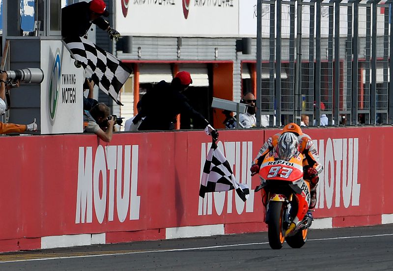 Márquez cruza la meta