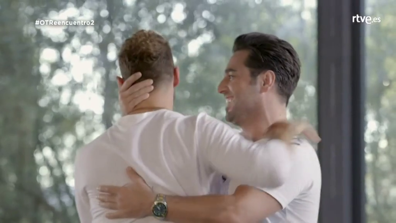 Bisbal y Bustamante se abrazan amistosamente