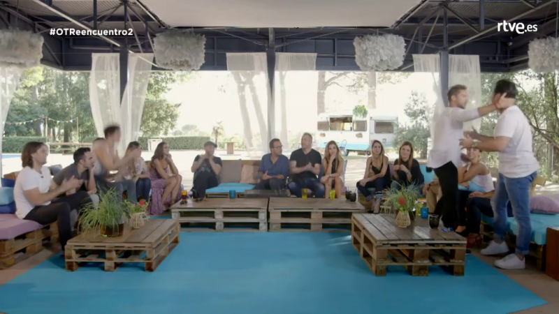 Bisbal tiende sus brazos a Bustamante