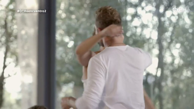 Chenoa acepta el abrazo de Bisbal