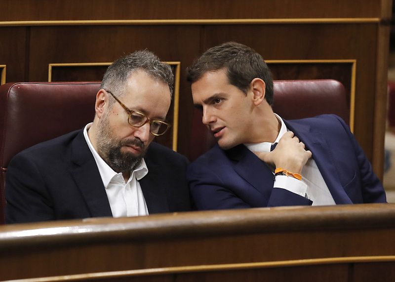 El presidente de Ciudadanos, Albert Rivera (d), y el portavoz parlamentario de la formación, Juan Carlos Girauta (i).
