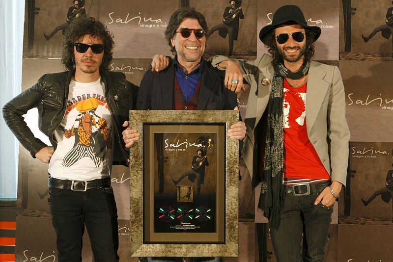 JOAQUÍN SABINA RECOGE DISCO DE PLATINO