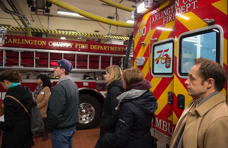 Un grupo de votantes espera junto a un camión de bomberos para ejercer su derecho a voto en Arlington, Virginia.
