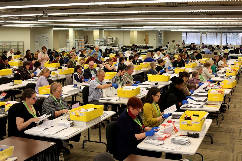 Mientras en la mayor parte de los lugares se vota, comienza el recuento de papeletas en Renton (Washington).