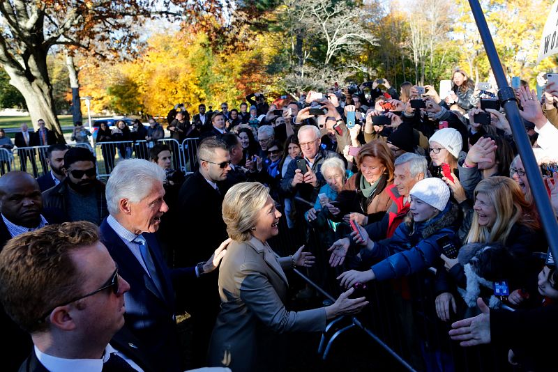 Los Clinton se dirigen a votar