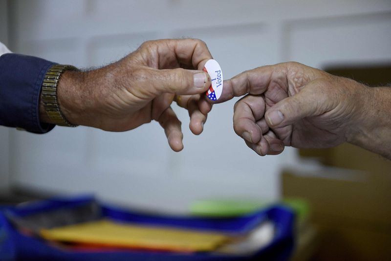 El voto anticipado ha alcanzado los 46 millones de votos. En la imagen, un volantario con la pegatina "He votado".