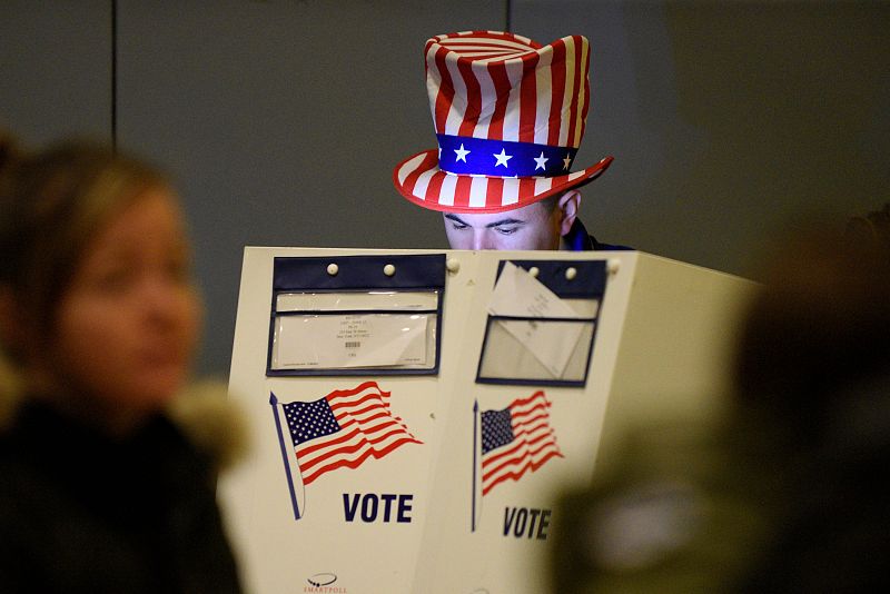 Un joven estadounidense, Travis Lopes, vota en Manhattan, en Nueva York