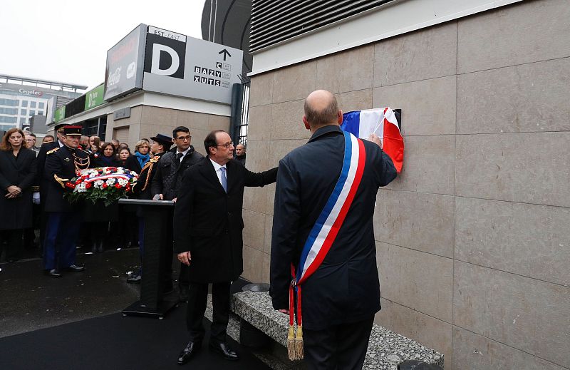 El presidente Hollande descubre una placa conmemorativa por las víctimas en el Estadio de Francia