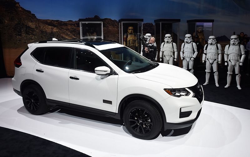 Soldados imperiales custodían el nuevo Nissan Rogues Star Wars Edition