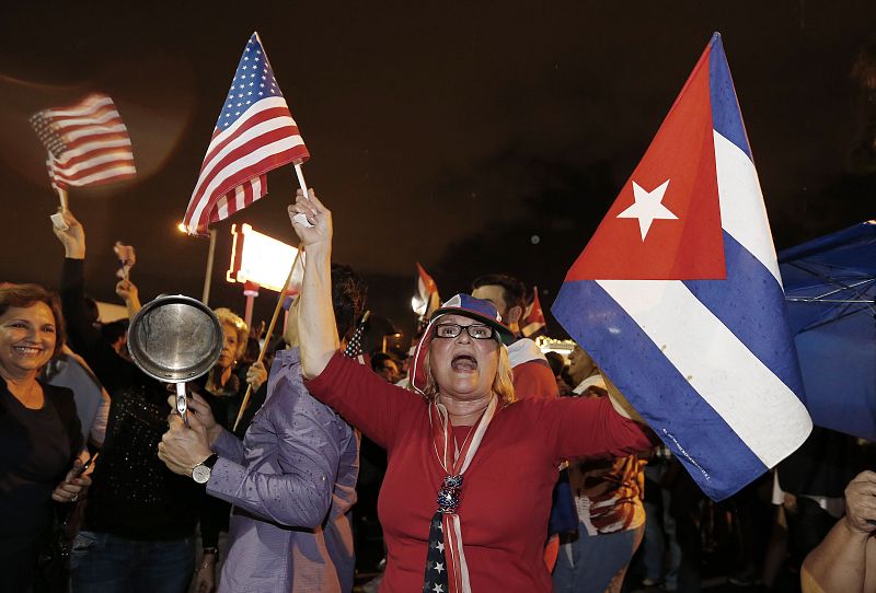 Los anticastristas mostraron su júbilo en Miami durante la madrugada.