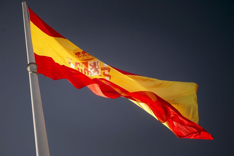 La enseña nacional, izado por completo en la Plaza de Colón de Madrid, con motivo de la celebración del Día de la Constitución.