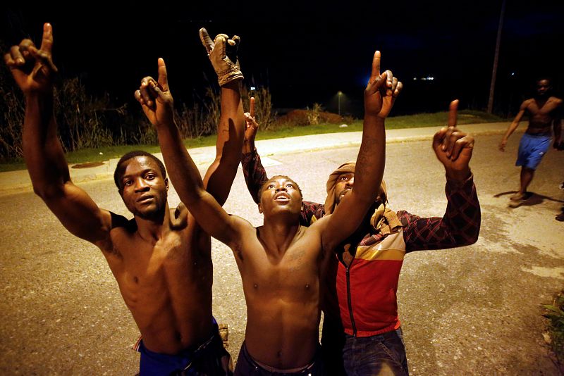 Varios inmigrantes celebran haber saltado la valla de Ceuta