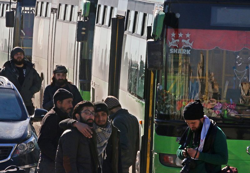 Despedida ante los autobuses en Alepo
