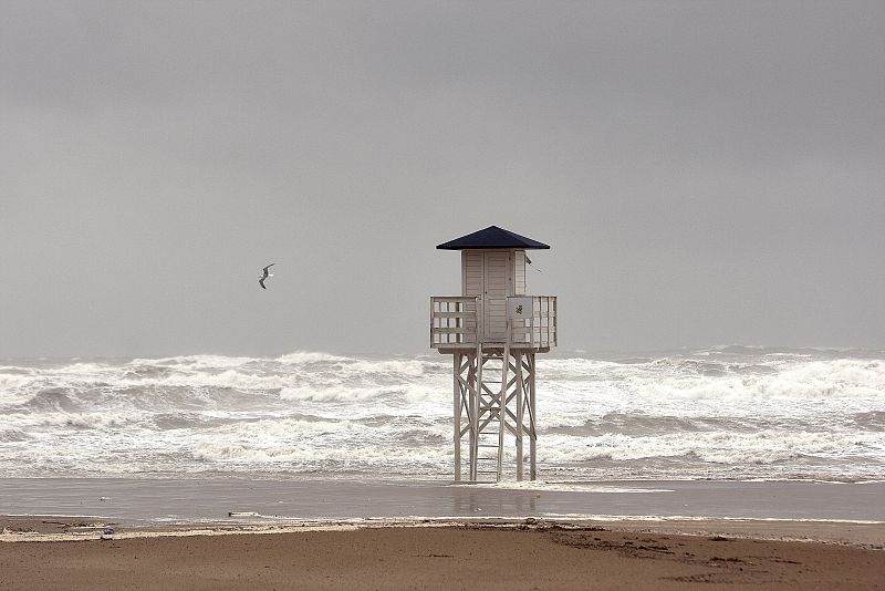 Vista del oleaje en la playa de Gandía debido al fuerte temporal de lluvia y viento que afecta a la Comunidad Valenciana. El temporal ha obligado a cerrar los puertos de Valencia, Gandia y Sagunto.