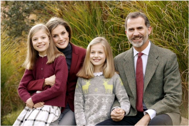 Los reyes escogieron esta fotografía de familia con sus hijas entre las imágenes finales de su mensaje de Navidad de 2016