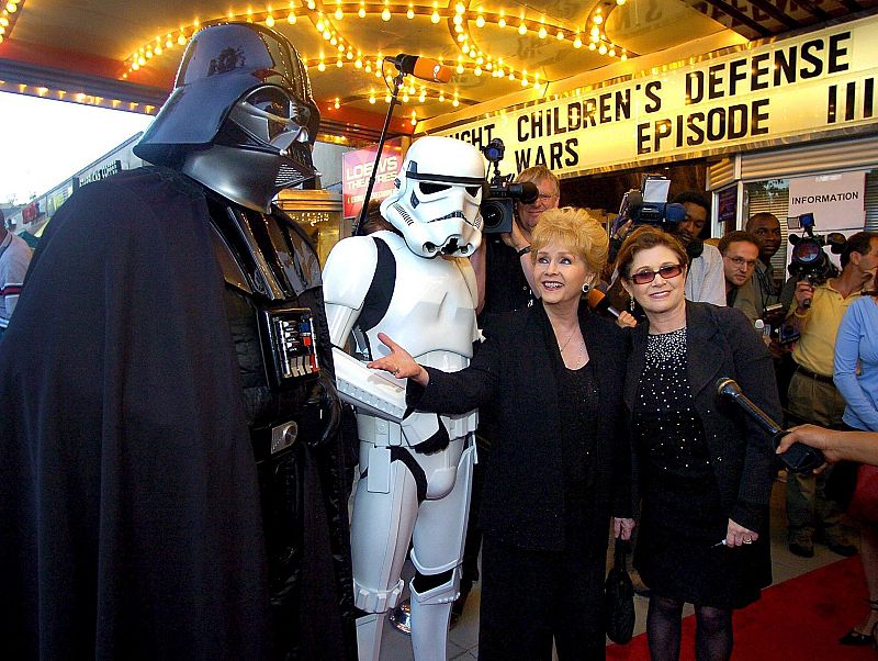 Carrie Fisher junto a su madre, Debbie Reynolds