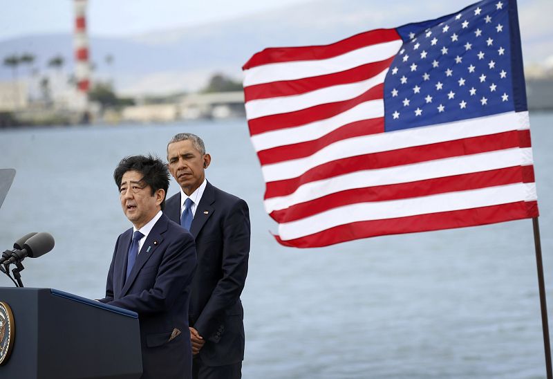 Shinzo Abe es el primer jefe de Gobierno japonés que visita el memorial, construido en los años 60.
