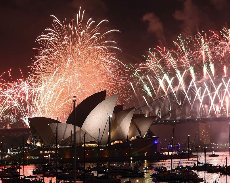 Fuegos artificiales por la llegada de 2017 sobre la Casa de la Ópera en Sídney, Australia