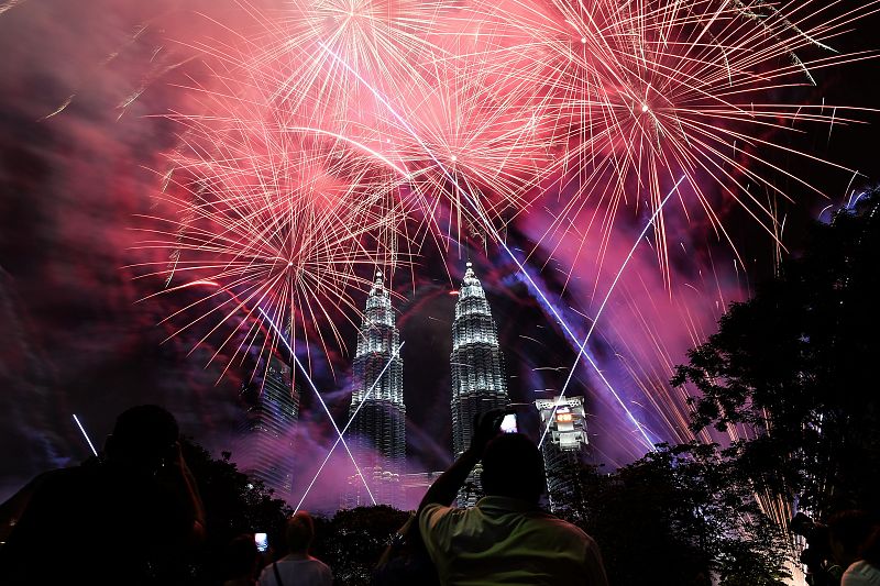 Fuegos artificiales para celebrar el nuevo año sobre las Torres Petronas en Kuala Lumpur, Malasia