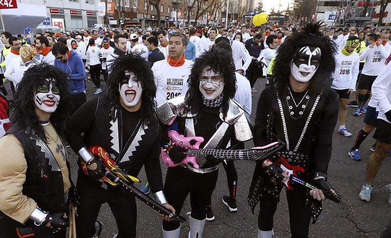 Participantes disfrazados poco antes de la salida de la carrera popular de la San Silvestre Vallecana.