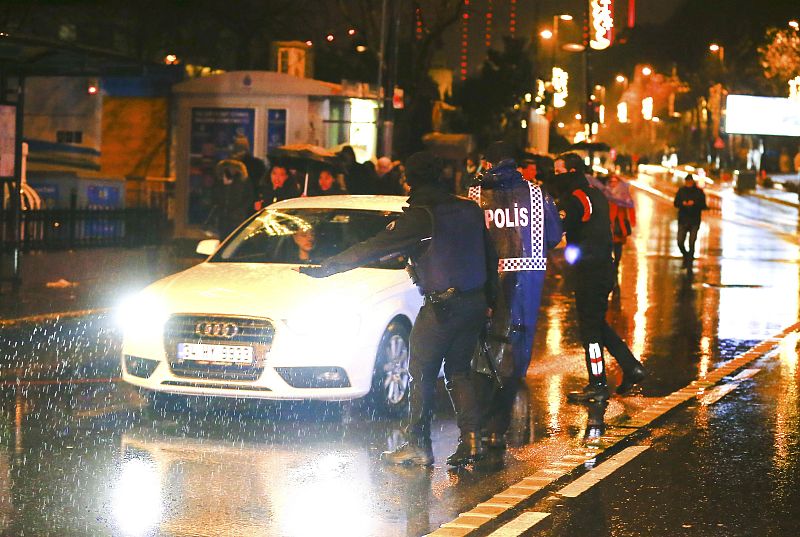 Agentes turcos custodian los alrededores de la sala Reina tras el ataque