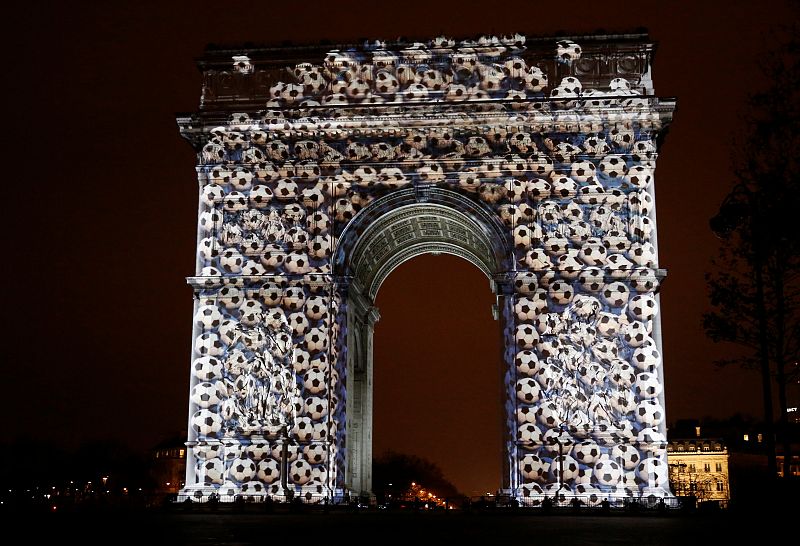 Proyección de imágenes en el parisino Arco del Triunfo para celebrar la llegada de 2017