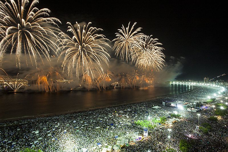 Unas dos millones de personas despiden 2016 en Copacabana, en Río de Janeiro