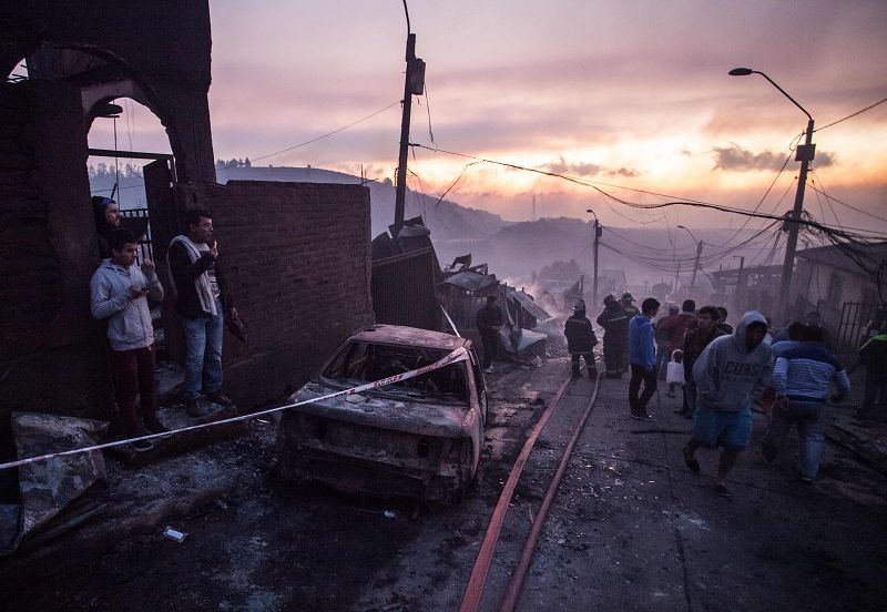 El incendio, extendido a zonas habitadas de la ciudad chilena de Valparaíso, ha destruido hasta ahora 120 viviendas.