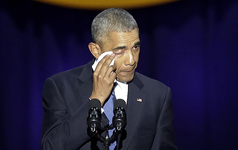Entre lágrimas, Obama ha reconocido que Michelle, su esposa, asumió un papel como primera dama "que no había pedido" con "gracia, estilo y buen humor".