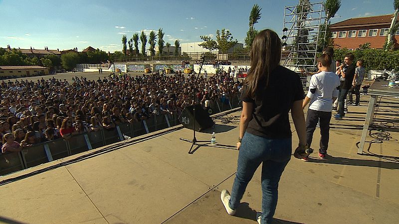 Los chicos de La Fortuna con Emirap en el escenario de Interrapción