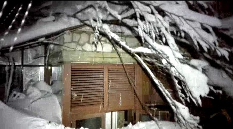 Ventana del hotel Rigopiano, en el macizo de Gran Sasso. El hotel ha quedado sepultado bajo la nieve.