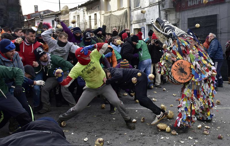 Lluvia de nabos en Piornal para castigar al popular Jarramplas