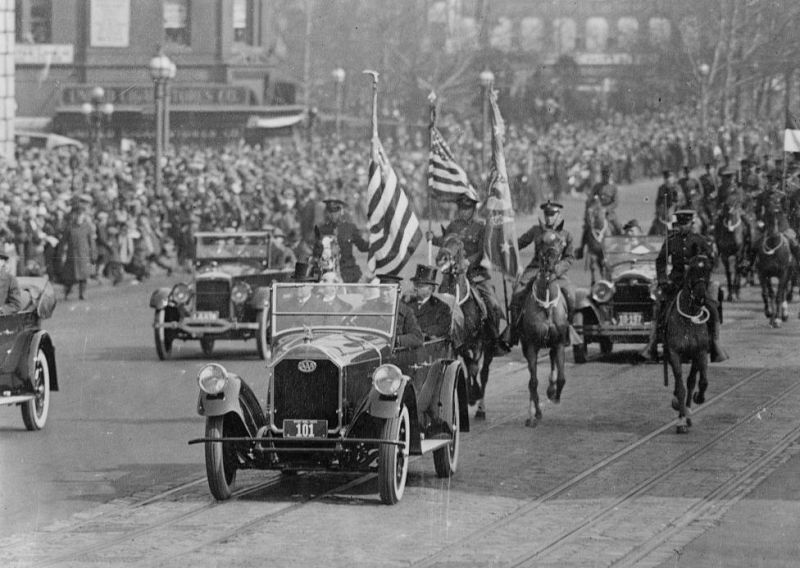 1925. El presidente Coolidge pasea en un coche durante la jornada de su investidura
