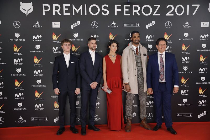 Los actores de 'Mar de Plástico', nominada como Mejor serie dramática, Patrick Criado (i), Luis Fernández (2i), Andrea del Río (c), Will Shephard (2d), y Pedro Casablanc (d), en la alfombra roja de los Feroz