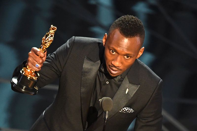 Mahershala Ali recoge el premio a mejor actor de reparto por su papel en 'Moonlight'