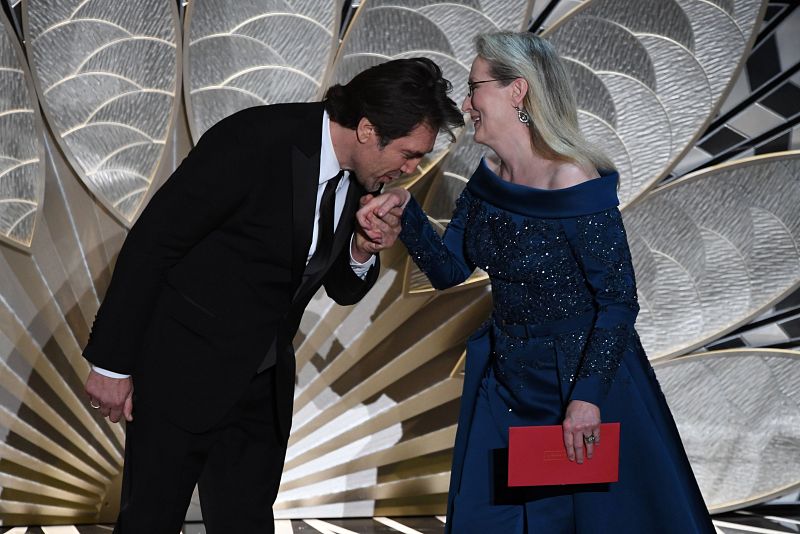 El actor Javier Bardem y la actriz Mery Streep, en el escenario para presentar el premio a mejor fotografía