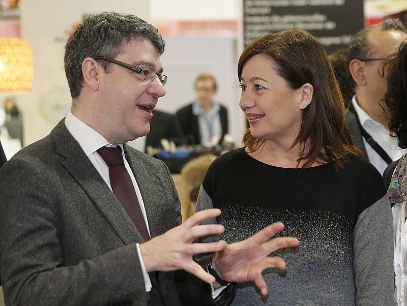 La presidenta de Baleares, Francina Armengol, conversa con el ministro español de Energía, Turismo y Agenda Digital, Álvaro Nadal, durante la visita al pabellón balear en la feria internacional de turismo, ITB 2017, de Berlín.