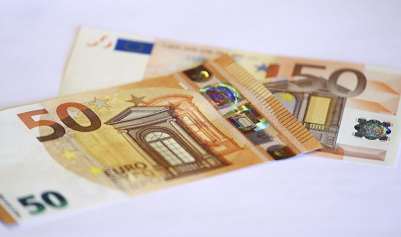 Los nuevos billetes de 50 euros comienzan a circular este 4 de abril con un color más intenso y mejoras contra las falsificaciones.