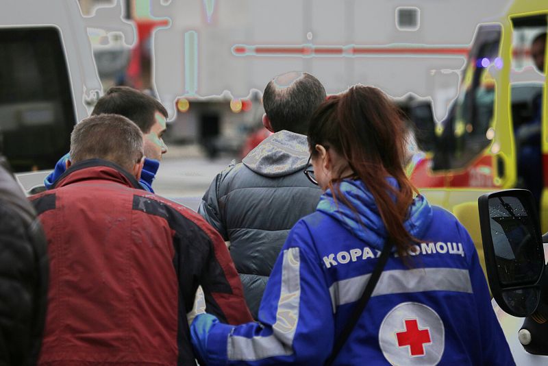 Los servicios de emergencias se han trasladado a las dos estaciones de metro sacudidas en sendas explosiones.
