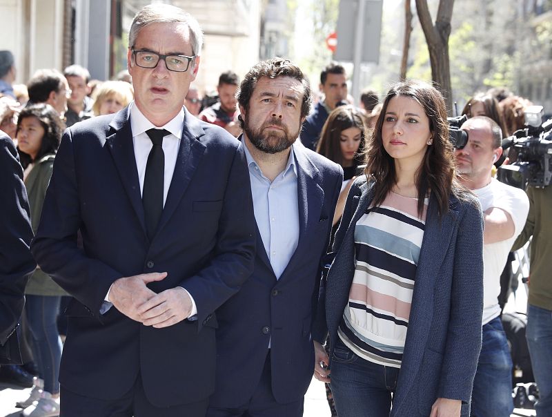 Inés Arrimadas, José Manuel Villegas y Miguel Gutiérrez llegan a la sede del PSOE