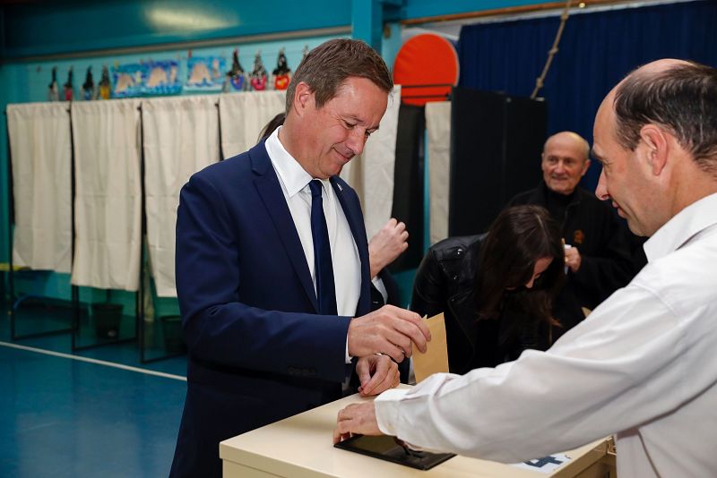 El candidato ultraconservador Nicolas Dupont-Aignan, del DLF, vota en París